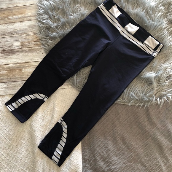 Lululemon navy crop leggings, size 8, NWOT - Picture 2 of 6